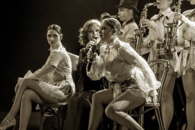 ODESSA, UKRAINE - 17 Mart 2019: Bright Music Show FREEDOM JAZZ. Parlak bir müzikal caz gösterisinde sahnede güzel bir kadın caz grubu. Erotik bir müzikal performansıyla sahnede seksi kadın müzisyenler.