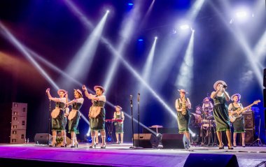ODESSA, UKRAINE - 17 Mart 2019: Bright Music Show FREEDOM JAZZ. Parlak bir müzikal caz gösterisinde sahnede güzel bir kadın caz grubu. Erotik bir müzikal performansıyla sahnede seksi kadın müzisyenler.