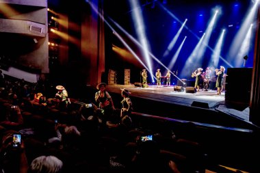 ODESSA, UKRAINE - 17 Mart 2019: Bright Music Show FREEDOM JAZZ. Parlak bir müzikal caz gösterisinde sahnede güzel bir kadın caz grubu. Erotik bir müzikal performansıyla sahnede seksi kadın müzisyenler.