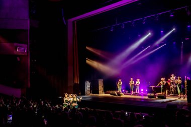 ODESSA, UKRAINE - 17 Mart 2019: Bright Music Show FREEDOM JAZZ. Parlak bir müzikal caz gösterisinde sahnede güzel bir kadın caz grubu. Erotik bir müzikal performansıyla sahnede seksi kadın müzisyenler.