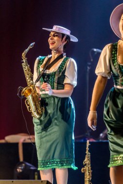 ODESSA, UKRAINE - 17 Mart 2019: Bright Music Show FREEDOM JAZZ. Parlak bir müzikal caz gösterisinde sahnede güzel bir kadın caz grubu. Erotik bir müzikal performansıyla sahnede seksi kadın müzisyenler.