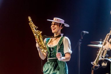 ODESSA, UKRAINE - 17 Mart 2019: Bright Music Show FREEDOM JAZZ. Parlak bir müzikal caz gösterisinde sahnede güzel bir kadın caz grubu. Erotik bir müzikal performansıyla sahnede seksi kadın müzisyenler.
