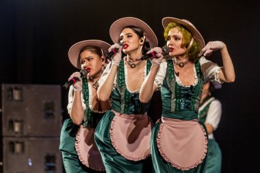 ODESSA, UKRAINE - 17 Mart 2019: Bright Music Show FREEDOM JAZZ. Parlak bir müzikal caz gösterisinde sahnede güzel bir kadın caz grubu. Erotik bir müzikal performansıyla sahnede seksi kadın müzisyenler.