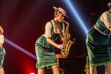 ODESSA, UKRAINE - 17 Mart 2019: Bright Music Show FREEDOM JAZZ. Parlak bir müzikal caz gösterisinde sahnede güzel bir kadın caz grubu. Erotik bir müzikal performansıyla sahnede seksi kadın müzisyenler.