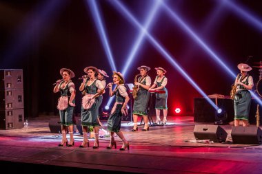 ODESSA, UKRAINE - 17 Mart 2019: Bright Music Show FREEDOM JAZZ. Parlak bir müzikal caz gösterisinde sahnede güzel bir kadın caz grubu. Erotik bir müzikal performansıyla sahnede seksi kadın müzisyenler.