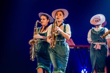 ODESSA, UKRAINE - 17 Mart 2019: Bright Music Show FREEDOM JAZZ. Parlak bir müzikal caz gösterisinde sahnede güzel bir kadın caz grubu. Erotik bir müzikal performansıyla sahnede seksi kadın müzisyenler.