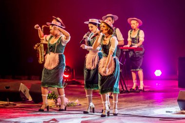 ODESSA, UKRAINE - 17 Mart 2019: Bright Music Show FREEDOM JAZZ. Parlak bir müzikal caz gösterisinde sahnede güzel bir kadın caz grubu. Erotik bir müzikal performansıyla sahnede seksi kadın müzisyenler.