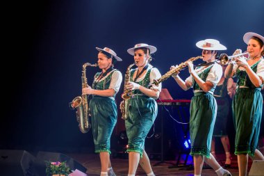ODESSA, UKRAINE - 17 Mart 2019: Bright Music Show FREEDOM JAZZ. Parlak bir müzikal caz gösterisinde sahnede güzel bir kadın caz grubu. Erotik bir müzikal performansıyla sahnede seksi kadın müzisyenler.
