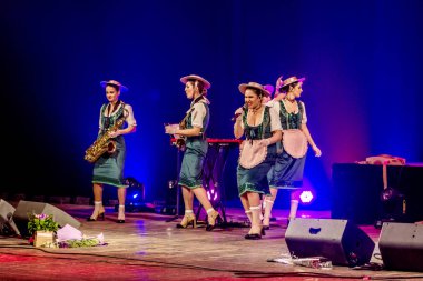 ODESSA, UKRAINE - 17 Mart 2019: Bright Music Show FREEDOM JAZZ. Parlak bir müzikal caz gösterisinde sahnede güzel bir kadın caz grubu. Erotik bir müzikal performansıyla sahnede seksi kadın müzisyenler.