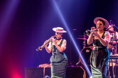 ODESSA, UKRAINE - 17 Mart 2019: Bright Music Show FREEDOM JAZZ. Parlak bir müzikal caz gösterisinde sahnede güzel bir kadın caz grubu. Erotik bir müzikal performansıyla sahnede seksi kadın müzisyenler.