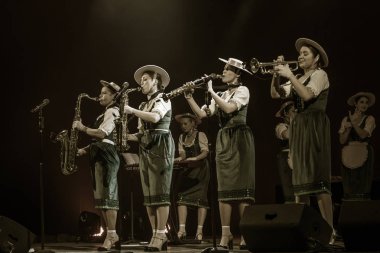 ODESSA, UKRAINE - 17 Mart 2019: Bright Music Show FREEDOM JAZZ. Parlak bir müzikal caz gösterisinde sahnede güzel bir kadın caz grubu. Erotik bir müzikal performansıyla sahnede seksi kadın müzisyenler.