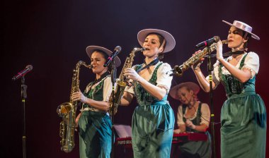 ODESSA, UKRAINE - 17 Mart 2019: Bright Music Show FREEDOM JAZZ. Parlak bir müzikal caz gösterisinde sahnede güzel bir kadın caz grubu. Erotik bir müzikal performansıyla sahnede seksi kadın müzisyenler.