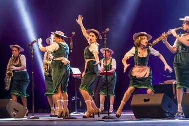 ODESSA, UKRAINE - 17 Mart 2019: Bright Music Show FREEDOM JAZZ. Parlak bir müzikal caz gösterisinde sahnede güzel bir kadın caz grubu. Erotik bir müzikal performansıyla sahnede seksi kadın müzisyenler.