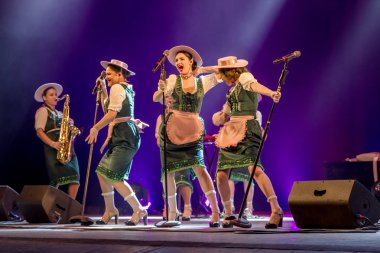 ODESSA, UKRAINE - 17 Mart 2019: Bright Music Show FREEDOM JAZZ. Parlak bir müzikal caz gösterisinde sahnede güzel bir kadın caz grubu. Erotik bir müzikal performansıyla sahnede seksi kadın müzisyenler.