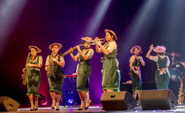 ODESSA, UKRAINE - 17 Mart 2019: Bright Music Show FREEDOM JAZZ. Parlak bir müzikal caz gösterisinde sahnede güzel bir kadın caz grubu. Erotik bir müzikal performansıyla sahnede seksi kadın müzisyenler.