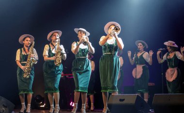 ODESSA, UKRAINE - 17 Mart 2019: Bright Music Show FREEDOM JAZZ. Parlak bir müzikal caz gösterisinde sahnede güzel bir kadın caz grubu. Erotik bir müzikal performansıyla sahnede seksi kadın müzisyenler.