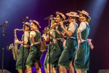 ODESSA, UKRAINE - 17 Mart 2019: Bright Music Show FREEDOM JAZZ. Parlak bir müzikal caz gösterisinde sahnede güzel bir kadın caz grubu. Erotik bir müzikal performansıyla sahnede seksi kadın müzisyenler.
