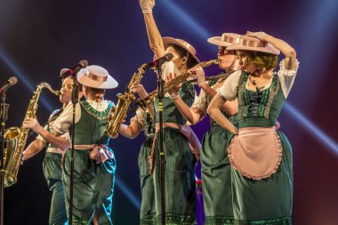 ODESSA, UKRAINE - 17 Mart 2019: Bright Music Show FREEDOM JAZZ. Parlak bir müzikal caz gösterisinde sahnede güzel bir kadın caz grubu. Erotik bir müzikal performansıyla sahnede seksi kadın müzisyenler.