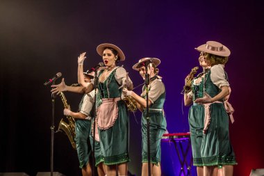 ODESSA, UKRAINE - 17 Mart 2019: Bright Music Show FREEDOM JAZZ. Parlak bir müzikal caz gösterisinde sahnede güzel bir kadın caz grubu. Erotik bir müzikal performansıyla sahnede seksi kadın müzisyenler.