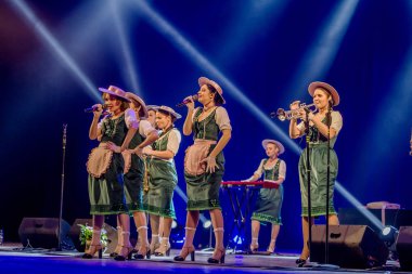ODESSA, UKRAINE - 17 Mart 2019: Bright Music Show FREEDOM JAZZ. Parlak bir müzikal caz gösterisinde sahnede güzel bir kadın caz grubu. Erotik bir müzikal performansıyla sahnede seksi kadın müzisyenler.