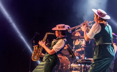 ODESSA, UKRAINE - 17 Mart 2019: Bright Music Show FREEDOM JAZZ. Parlak bir müzikal caz gösterisinde sahnede güzel bir kadın caz grubu. Erotik bir müzikal performansıyla sahnede seksi kadın müzisyenler.