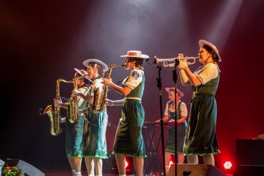 ODESSA, UKRAINE - 17 Mart 2019: Bright Music Show FREEDOM JAZZ. Parlak bir müzikal caz gösterisinde sahnede güzel bir kadın caz grubu. Erotik bir müzikal performansıyla sahnede seksi kadın müzisyenler.