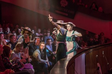 ODESSA, UKRAINE - 17 Mart 2019: Bright Music Show FREEDOM JAZZ. Parlak bir müzikal caz gösterisinde sahnede güzel bir kadın caz grubu. Erotik bir müzikal performansıyla sahnede seksi kadın müzisyenler.