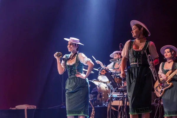 ODESSA, UKRAINE - 17 Mart 2019: Bright Music Show FREEDOM JAZZ. Parlak bir müzikal caz gösterisinde sahnede güzel bir kadın caz grubu. Erotik bir müzikal performansıyla sahnede seksi kadın müzisyenler.