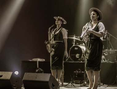 ODESSA, UKRAINE - 17 Mart 2019: Bright Music Show FREEDOM JAZZ. Parlak bir müzikal caz gösterisinde sahnede güzel bir kadın caz grubu. Erotik bir müzikal performansıyla sahnede seksi kadın müzisyenler.
