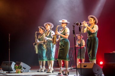 ODESSA, UKRAINE - 17 Mart 2019: Bright Music Show FREEDOM JAZZ. Parlak bir müzikal caz gösterisinde sahnede güzel bir kadın caz grubu. Erotik bir müzikal performansıyla sahnede seksi kadın müzisyenler.