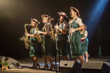 ODESSA, UKRAINE - 17 Mart 2019: Bright Music Show FREEDOM JAZZ. Parlak bir müzikal caz gösterisinde sahnede güzel bir kadın caz grubu. Erotik bir müzikal performansıyla sahnede seksi kadın müzisyenler.