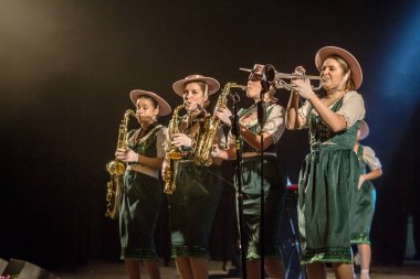 ODESSA, UKRAINE - 17 Mart 2019: Bright Music Show FREEDOM JAZZ. Parlak bir müzikal caz gösterisinde sahnede güzel bir kadın caz grubu. Erotik bir müzikal performansıyla sahnede seksi kadın müzisyenler.