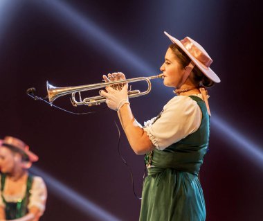 ODESSA, UKRAINE - 17 Mart 2019: Bright Music Show FREEDOM JAZZ. Parlak bir müzikal caz gösterisinde sahnede güzel bir kadın caz grubu. Erotik bir müzikal performansıyla sahnede seksi kadın müzisyenler.