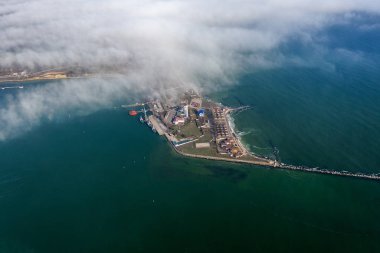 Havadan görünümü panoramik liman depo ve konteyner gemisi, Vinç gemi teslim kapsayıcılar teslimi için çalışıyor. Yujni deniz sanayi bağlantı noktasını, bağlantı noktası bitki, Ukrayna, 2019. Gemilerle liman, sis