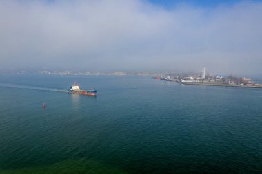 Havadan görünümü panoramik liman depo ve konteyner gemisi, Vinç gemi teslim kapsayıcılar teslimi için çalışıyor. Yujni deniz sanayi bağlantı noktasını, bağlantı noktası bitki, Ukrayna, 2019. Gemilerle liman, sis