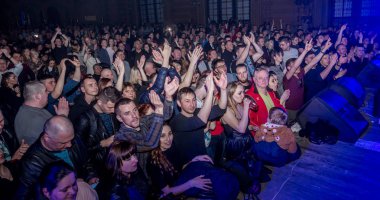 Odessa, Ukrayna - 23 Mart 2019: konser salonu oditoryum görüntüleyicilerinde duygusal favori onların oyuncular karşılamak. Seyirci tiyatro salonunda. İzleyiciler sahnede performans gibi