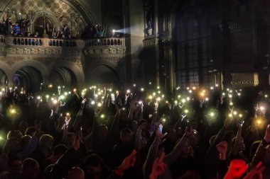 Odessa, Ukrayna - 23 Mart 2019: konser salonu oditoryum görüntüleyicilerinde duygusal favori onların oyuncular karşılamak. Seyirci tiyatro salonunda. İzleyiciler sahnede performans gibi
