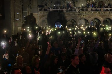Odessa, Ukrayna - 23 Mart 2019: konser salonu oditoryum görüntüleyicilerinde duygusal favori onların oyuncular karşılamak. Seyirci tiyatro salonunda. İzleyiciler sahnede performans gibi
