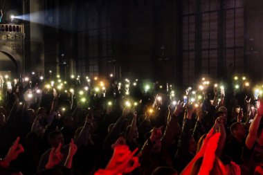 Odessa, Ukrayna - 23 Mart 2019: konser salonu oditoryum görüntüleyicilerinde duygusal favori onların oyuncular karşılamak. Seyirci tiyatro salonunda. İzleyiciler sahnede performans gibi