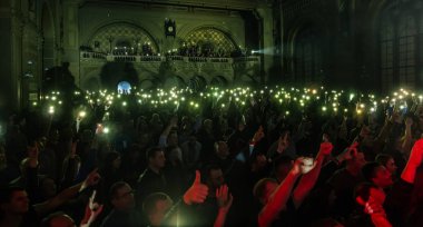 Odessa, Ukrayna - 23 Mart 2019: konser salonu oditoryum görüntüleyicilerinde duygusal favori onların oyuncular karşılamak. Seyirci tiyatro salonunda. İzleyiciler sahnede performans gibi