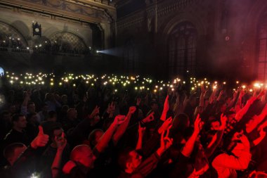 Odessa, Ukrayna - 23 Mart 2019: konser salonu oditoryum görüntüleyicilerinde duygusal favori onların oyuncular karşılamak. Seyirci tiyatro salonunda. İzleyiciler sahnede performans gibi