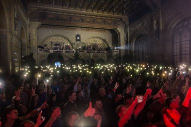 Odessa, Ukrayna - 23 Mart 2019: konser salonu oditoryum görüntüleyicilerinde duygusal favori onların oyuncular karşılamak. Seyirci tiyatro salonunda. İzleyiciler sahnede performans gibi