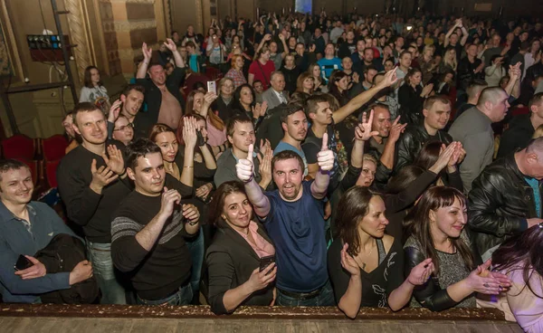 オデッサ ウクライナ 2019 コンサート ホール講堂での視聴者は感情的に自分のお気に入りのパフォーマーを満たしています ホールの観客 ステージ上でパフォーマンスのような視聴者 — ストック写真
