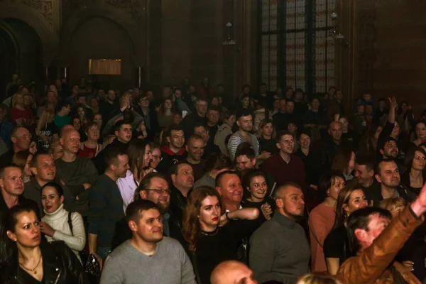 오데사 우크라이나 2019 콘서트 강당에서 시청자는 감정적으로 그들의 좋아하는 연예인만 — 스톡 사진