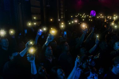 Odessa, Ukrayna - 23 Mart 2019: konser salonu oditoryum görüntüleyicilerinde duygusal favori onların oyuncular karşılamak. Seyirci tiyatro salonunda. İzleyiciler sahnede performans gibi