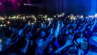 Odessa, Ukrayna - 23 Mart 2019: konser salonu oditoryum görüntüleyicilerinde duygusal favori onların oyuncular karşılamak. Seyirci tiyatro salonunda. İzleyiciler sahnede performans gibi