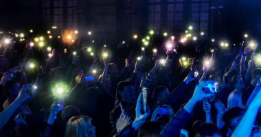Odessa, Ukrayna - 23 Mart 2019: konser salonu oditoryum görüntüleyicilerinde duygusal favori onların oyuncular karşılamak. Seyirci tiyatro salonunda. İzleyiciler sahnede performans gibi