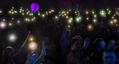 Odessa, Ukrayna - 23 Mart 2019: konser salonu oditoryum görüntüleyicilerinde duygusal favori onların oyuncular karşılamak. Seyirci tiyatro salonunda. İzleyiciler sahnede performans gibi