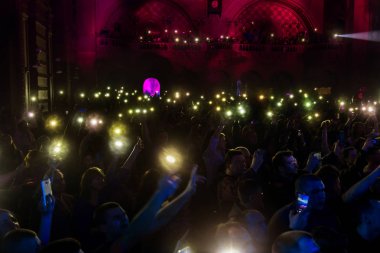 Odessa, Ukrayna - 23 Mart 2019: konser salonu oditoryum görüntüleyicilerinde duygusal favori onların oyuncular karşılamak. Seyirci tiyatro salonunda. İzleyiciler sahnede performans gibi