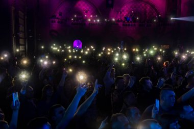 Odessa, Ukrayna - 23 Mart 2019: konser salonu oditoryum görüntüleyicilerinde duygusal favori onların oyuncular karşılamak. Seyirci tiyatro salonunda. İzleyiciler sahnede performans gibi